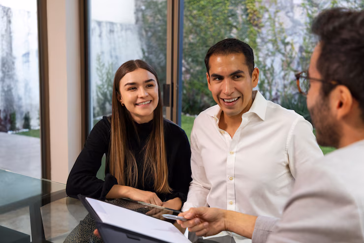 pareja hablando agente bienes raices 23 2150322113